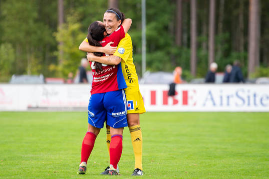 Vittsjös målvakt Shannon Lynn och Michelle De Jongh jublar