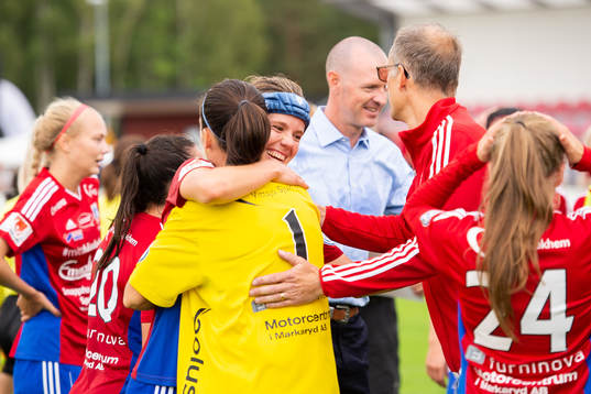 Vittsjös målvakt Shannon Lynn och Sofie Junge Pedersen