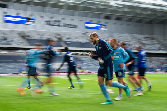 Djurgårdens Niklas Gunnarsson värmer upp