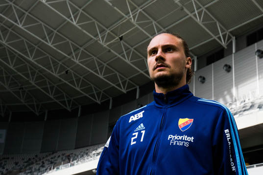 Djurgårdens Erik Johansson kommer in på plan för att