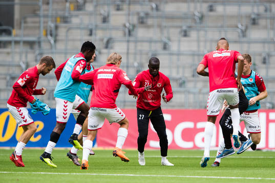 Kalmars Papa Alioune Diouf värmer upp