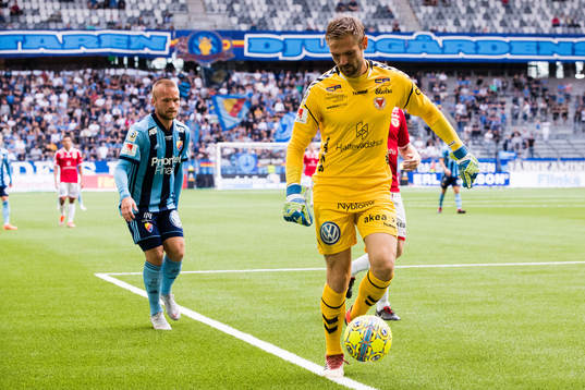 Djurgårdens Nicklas Bärkroth och Kalmars målvakt Lucas