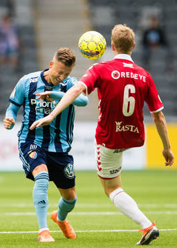 Djurgårdens Fredrik Ulvestad i kamp om bollen med Kalmars