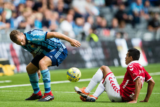 Djurgårdens Jesper Karlström i kamp om bollen med Kalmars
