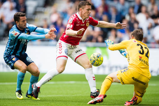 Djurgårdens Kerim Mrabti i kamp om bollen med Kalmars