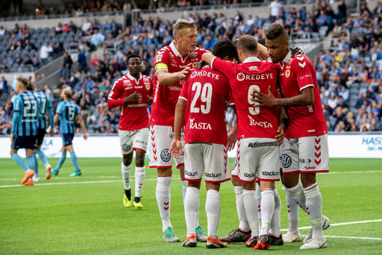 Kalmars Erton Fejzullahu jublar med lagkamrater