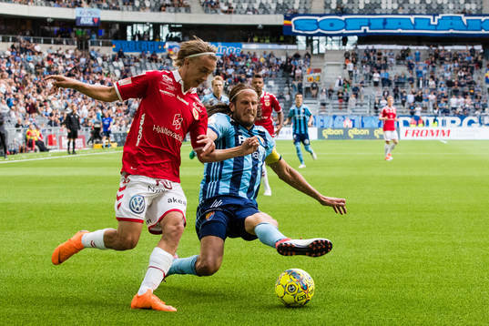 Kalmars Isak Magnusson i kamp om bollen med Djurgårdens