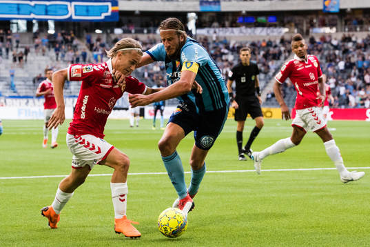Kalmars Isak Magnusson försöker ta sig förbi