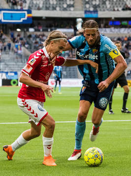 Kalmars Isak Magnusson försöker ta sig förbi