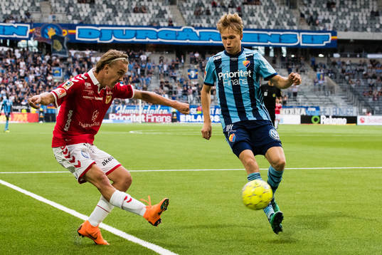 Kalmars Isak Magnusson med ett inlägg förbi Djurgårdens