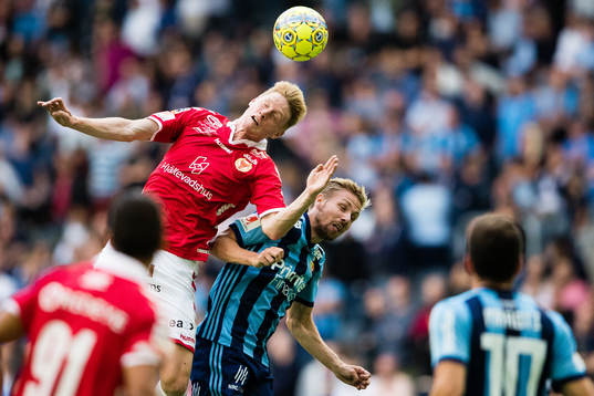 Kalmars Rasmus Elm i en nickduell med Djurgårdens Jonathan