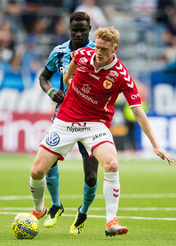 Djurgårdens Aliou Badji i kamp om bollen med Kalmars