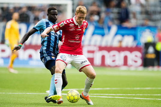Djurgårdens Aliou Badji i kamp om bollen med Kalmars