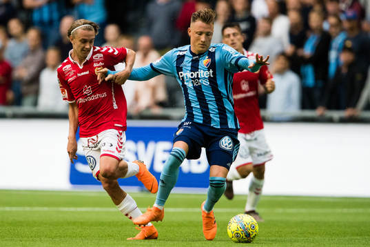 Kalmars Isak Magnusson i kamp om bollen med Djurgårdens