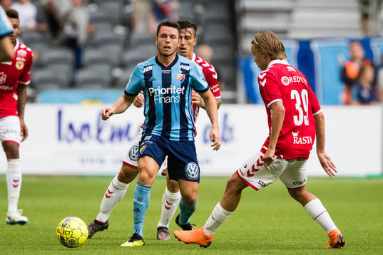 Djurgårdens Kerim Mrabti i kamp om bollen med  Kalmars