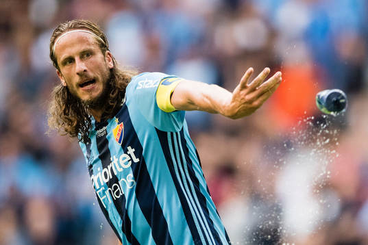 Djurgårdens Jonas Olsson kastar en vattenflaska
