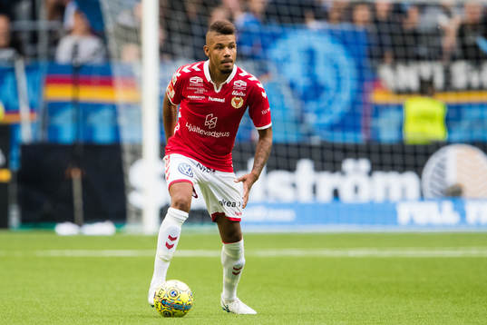 Kalmars Mikael Dyrestam med bollen