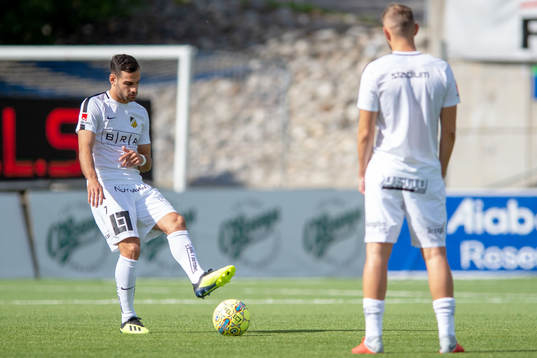 Häckens Mervan Celik värmer upp