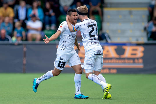 Häckens Paulinho jublar med Joel Andersson