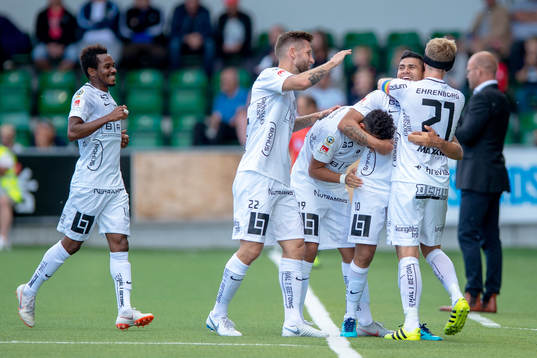 Häckens Paulinho jublar med lagkamrater