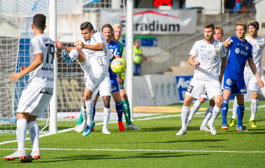 Häckens Paulo De Oliviera räddar skott på mållinjen
