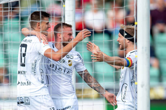 Häckens Alexander Jeremejeff jublar med lagkamrater