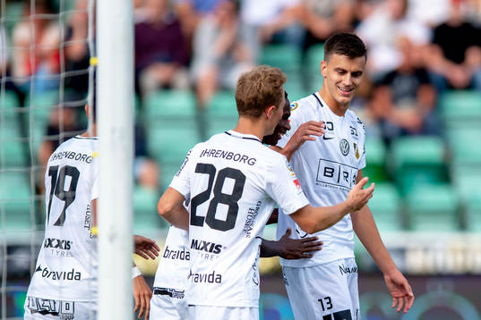 Häckens Alexander Jeremejeff jublar med lagkamrater