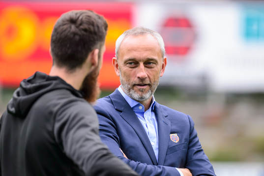 Lars Bohinen, head coach of Aalesund, talking with