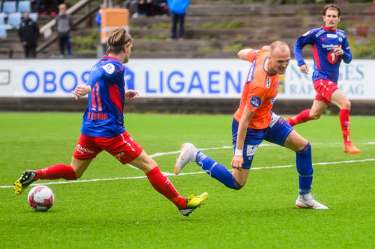 Aron Elís Thrándarson of Aalesund and Håvard Lysvoll of
