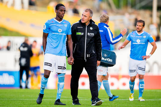 Akinsola Akinyemi of Sandnes Ulf and Bengt Sæternes, head