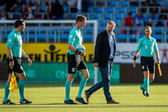 Kjetil Rekdal, head coach of Start, and referee Kristoffer