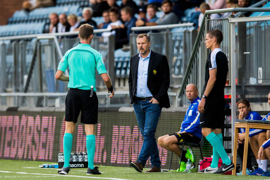 Kjetil Rekdal, head coach of Start, and referee Kristoffer