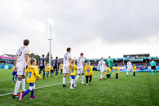 The players enter the pitch