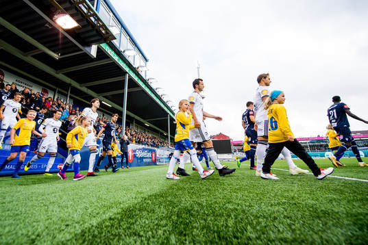 The players enter the pitch