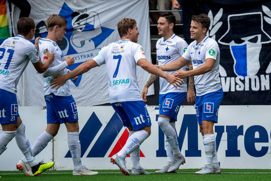 Norrköpings Simon Skrabb jublar med lagkamrater