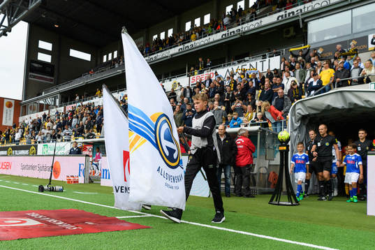 Spelarna och domare på väg in på arenan