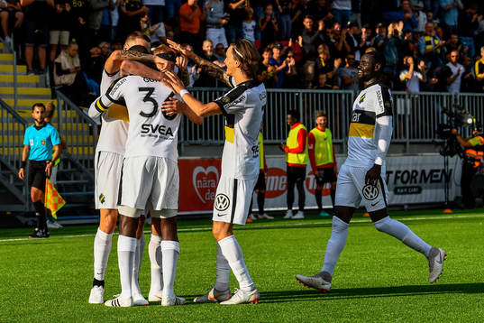 s Henok Goitom jublar med lagkamrater