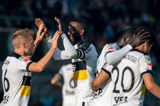 s Henok Goitom jublar med lagkamrater