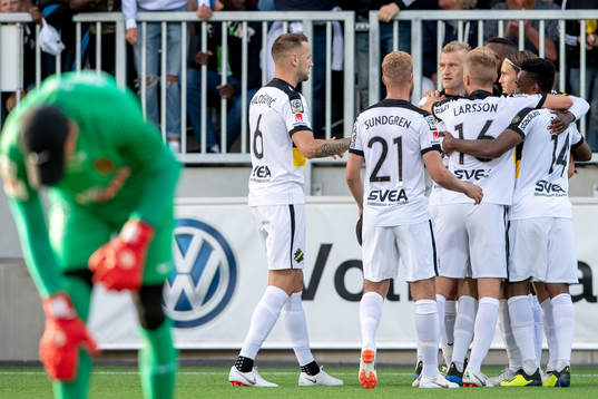 s Henok Goitom jublar med lagkamrater