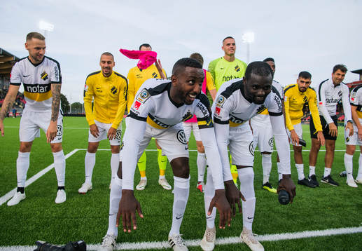s Henok Goitom och Enoch Kofi Adu jublar