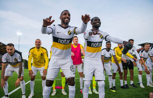 s Henok Goitom och Enoch Kofi Adu jublar