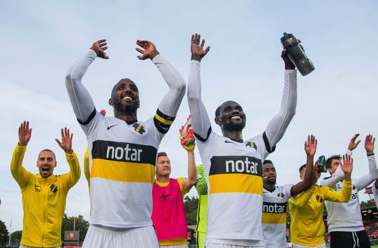 s Henok Goitom och Enoch Kofi Adu jublar