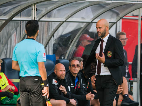 Brommapojkarnas tränare Luis Pimenta reagerar mot