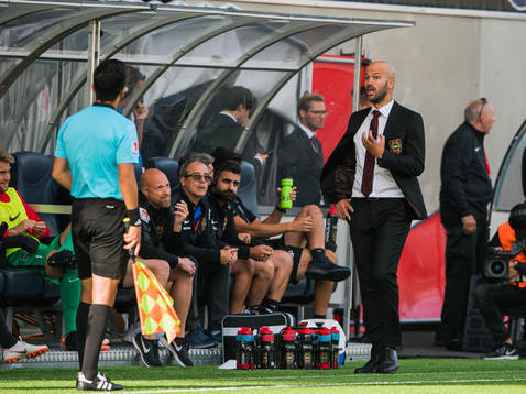 Brommapojkarnas tränare Luis Pimenta reagerar mot