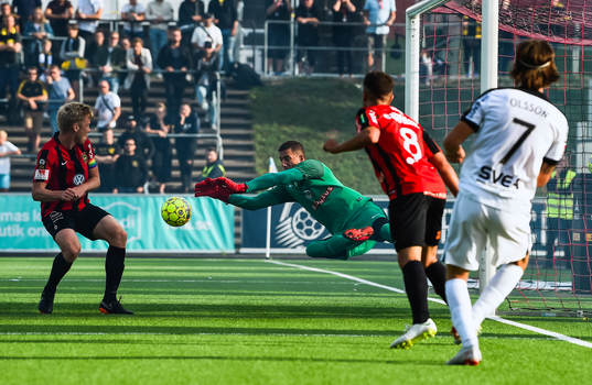 s Kristoffer Olsson och Brommapojkarnas målvakt Nikola