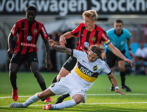 s Kristoffer Olsson i en duell med Brommapojkarnas Gustav