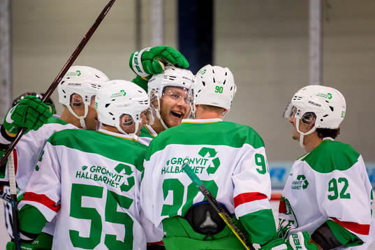 Rögles Olle Liss jublar med Ted Brithén som gjort 1-1