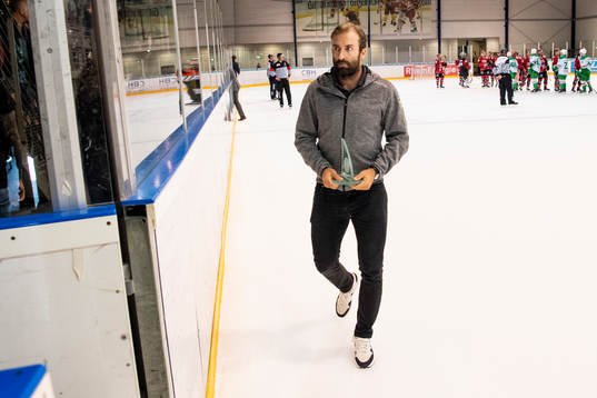 Rögles Taylor Matson med priset för bäste spelare