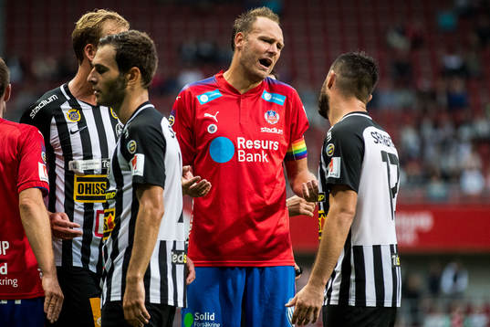 Helsingborgs Andreas Granqvist i diskussion med Landskronas