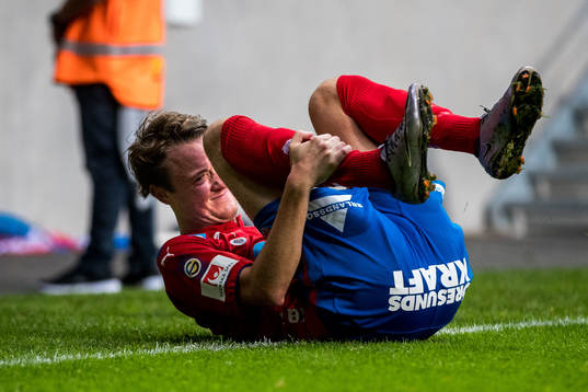 Helsingborgs Rasmus Jönsson tar sig för benet